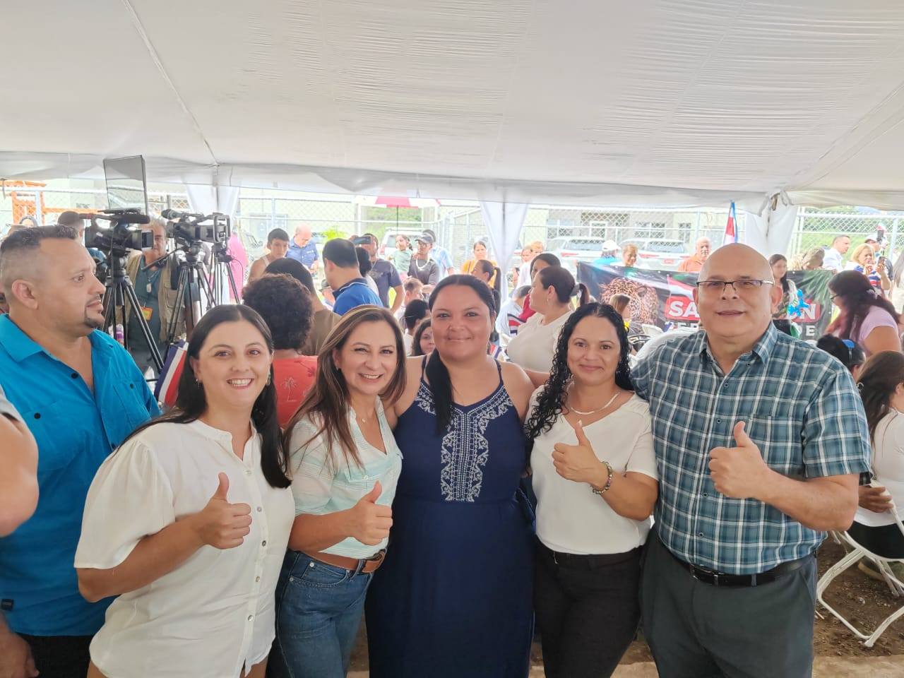 Kattia con la comunidad